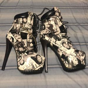 Size 10 magazine boots with chain